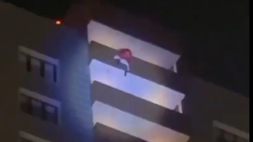 ¡Imágenes sensibles! 'Santa Claus' ruso cae 24 pisos de edificio por descuido