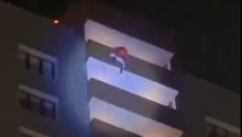 ¡Imágenes sensibles! 'Santa Claus' ruso cae 24 pisos de edificio por descuido