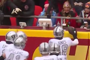 Esquinero de Raiders 'se burla' de pequeño aficionado de Chiefs tras hacer un pick six