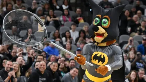 NBA: Mascota de los Spurs atrapa murciélago en medio del juego