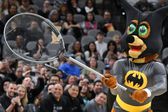 NBA: Mascota de los Spurs atrapa murciélago en medio del juego