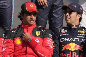 ¡Que llevado!  ‘Checo’ Pérez le hizo broma a Carlos Sainz durante sesión fotográfica