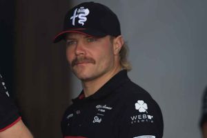 Valtteri Bottas lanza a la venta calendario mostrando su trasero: 'BOTTASS 2024'