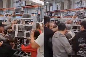 ¡De locos! Compradores desatan caos en Costco por pasteles y postres