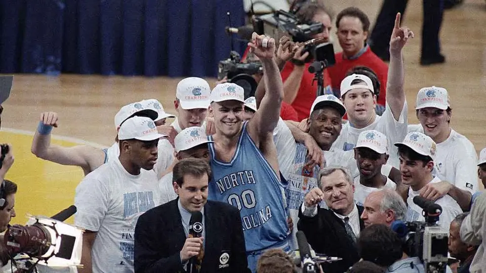 Eric Montross, exfigura de North Carolina y de la NBA, muere a los 52