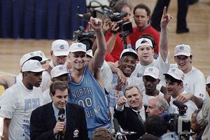 Eric Montross, exfigura de North Carolina y de la NBA, muere a los 52