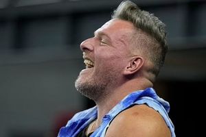 Pat McAfee es visto firmando autógrafos en juego de Colts tras haber estado en polémica