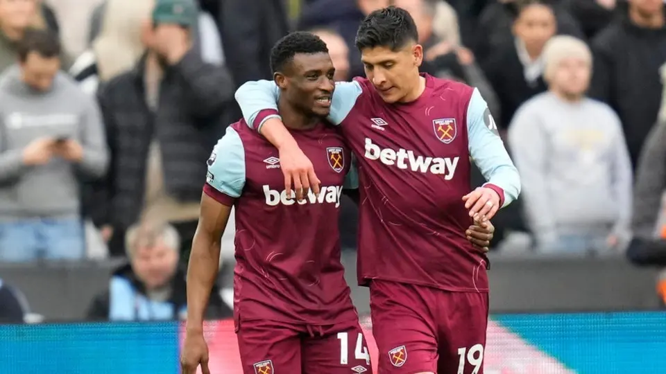 Edson Álvarez y West Ham vencen y 'hunden' a Manchester United