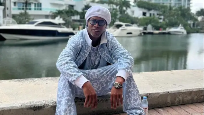 ¡Mucho estilo! Ronaldinho se luce en la París Fashion Week 2024