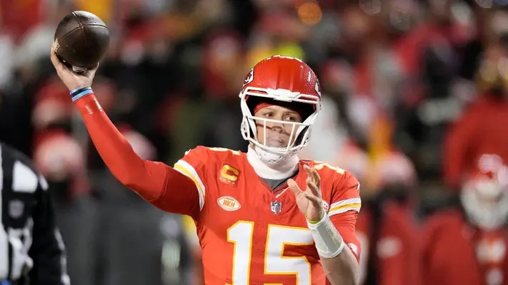 ¿Qué pasó? Mahomes rompe su casco tras duro choque frente a jugador de Dolphins