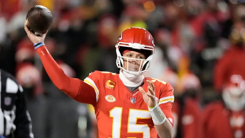 ¿Qué pasó? Mahomes rompe su casco tras duro choque frente a jugador de Dolphins