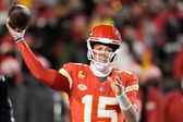 ¿Qué pasó? Mahomes rompe su casco tras duro choque frente a jugador de Dolphins