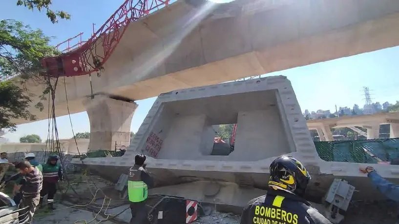 Tren Interurbano México-Toluca: Cae dovela de concreto del sobre vehículos