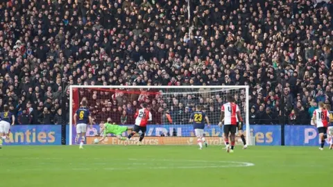 Eredivisie: Santiago Giménez falla penalti en el empate de Feyenoord y Twente