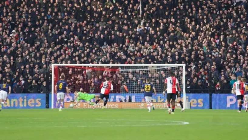 Eredivisie: Santiago Giménez falla penalti en el empate de Feyenoord y Twente