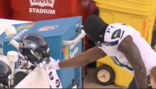 DK Metcalf destruye su casco tras intercepción a Drew Lock