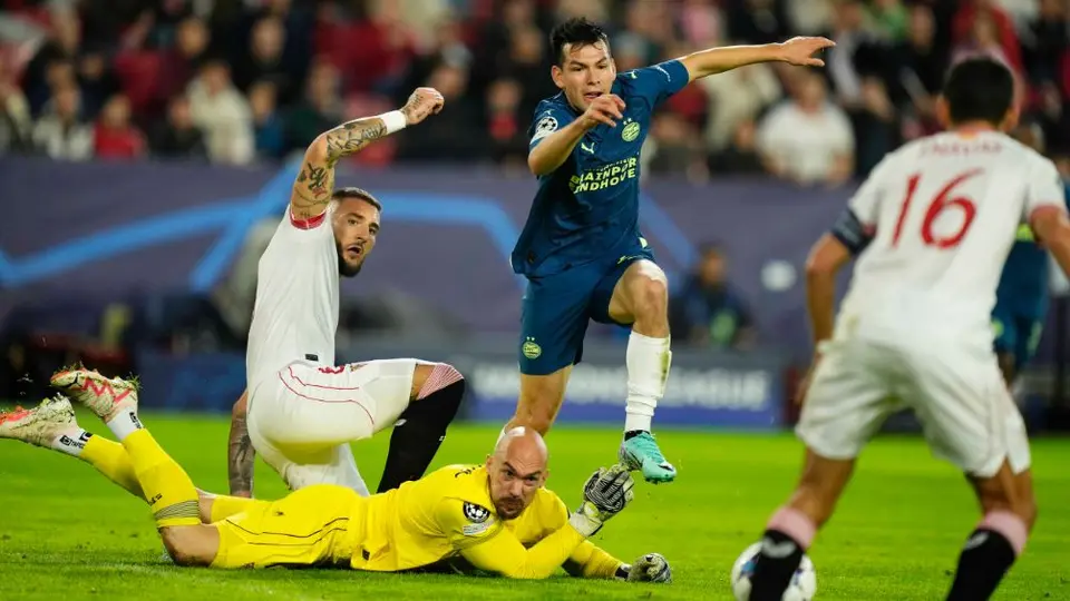 'Chucky' Lozano se fue amonestado y se perderá el siguiente encuentro de Champions