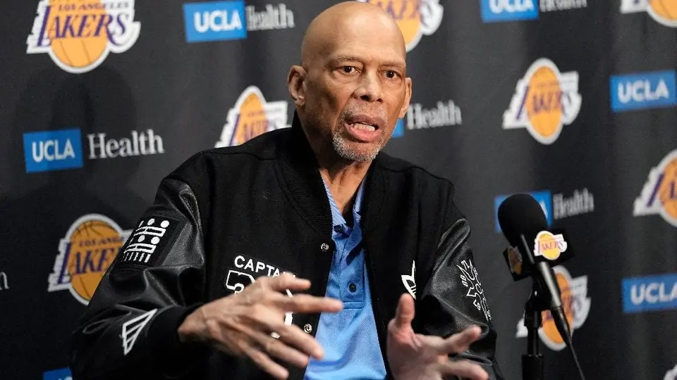 Kareem Abdul-Jabbar sufrió una caída en un concierto y se fracturó la cadera