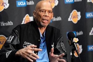 Kareem Abdul-Jabbar sufrió una caída en un concierto y se fracturó la cadera