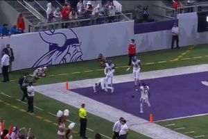 Camryn Bynum protagoniza momento chusco al festejar un TD en el Lions vs Vikings