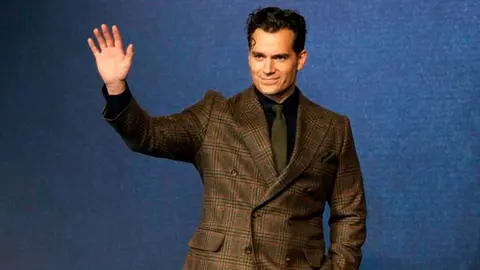 Henry Cavill levantó suspiros en redes sociales y se reafirmó como el hombre más guapo del mundo