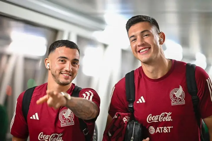 César Montes y Luis Chávez en su llegada a Honduras