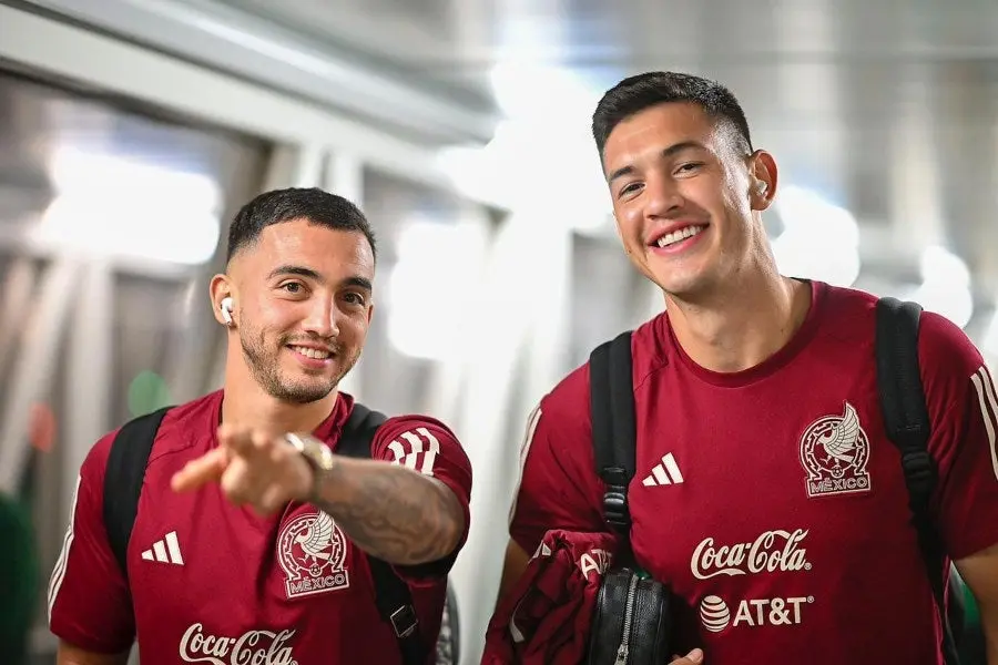 César Montes y Luis Chávez en su llegada a Honduras