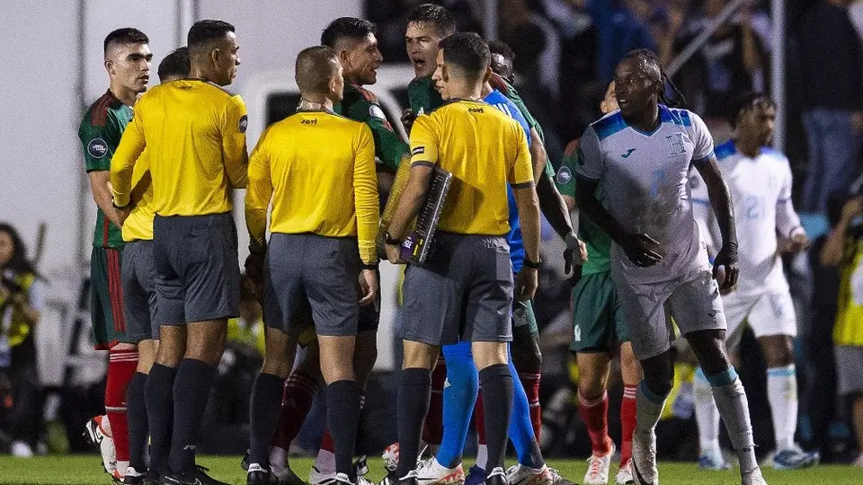 César Montes manoteó a un auxiliar tras la derrota de México ante Honduras