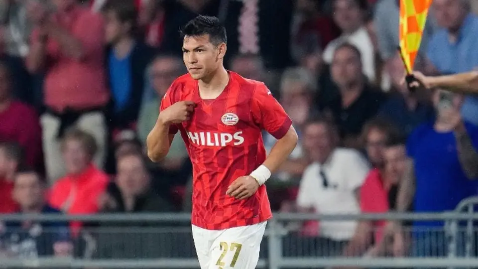 'Chucky' Lozano sale lesionado en el duelo contra Sevilla en la Champions League