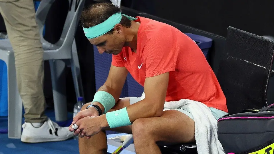 ¡Nueva lesión! Rafa Nadal sufre desgarro y se baja del Australian Open