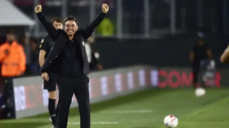 Marcelo Gallardo es recibido con regalos tras su llegada a Arabia Saudita