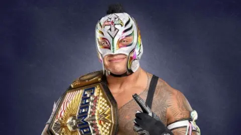 WWE: Rey Mysterio se somete a cirugía de rodilla; será baja lo que resta del 2023