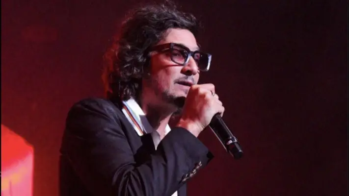 León Larregui denunció golpes y humillaciones en redes durante su visita a París