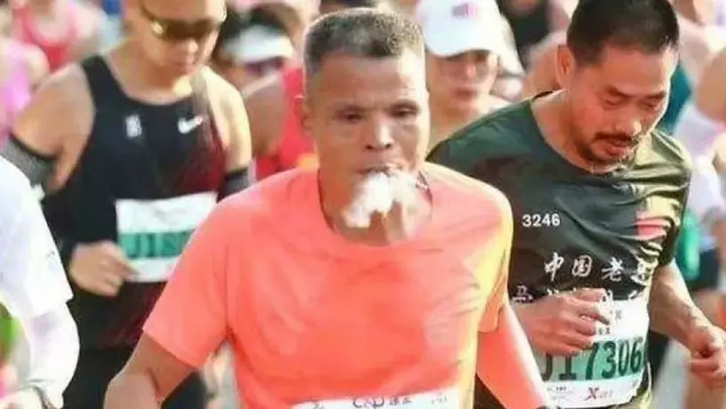 Maratón de Xiamen: Descalifican a competidor por fumar en plena competencia