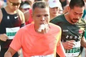 Maratón de Xiamen: Descalifican a competidor por fumar en plena competencia