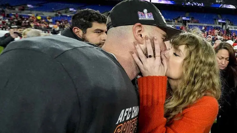 ¡No podía faltar en el festejo! Taylor Swift celebró el triunfo con Travis Kelce en el terreno de juego
