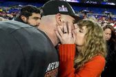 ¡No podía faltar en el festejo! Taylor Swift celebró el triunfo con Travis Kelce en el terreno de juego