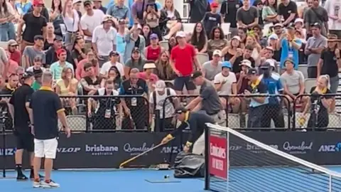 ¡Qué miedo! Una serpiente interrumpe partido de ATP 250