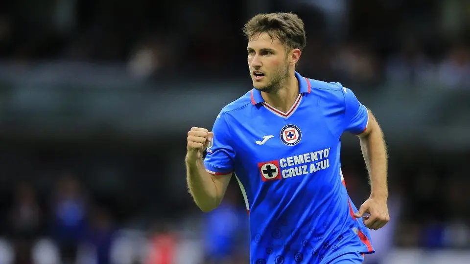 Santiago Giménez confiesa que se desvela para ver a Cruz Azul: 'Espero que les vaya bien'