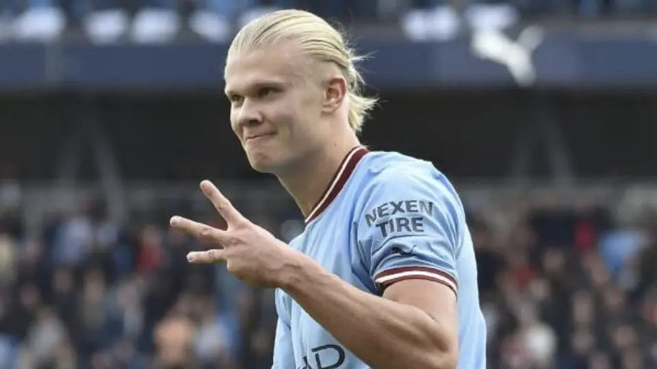 Erling Haaland 'se viste' de Santa para la Navidad y rompe el internet