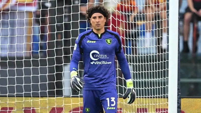 ¡Homenajeado! Afición del Salernitana compone canción para Memo Ochoa