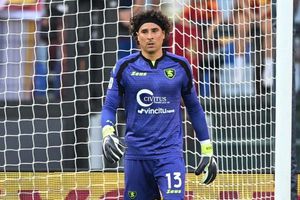 ¡Homenajeado! Afición del Salernitana compone canción para Memo Ochoa