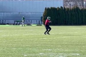 ¡Listo para jugar! Aaron Rodgers sorprende lanzando pases en el entrenamiento de los Jets
