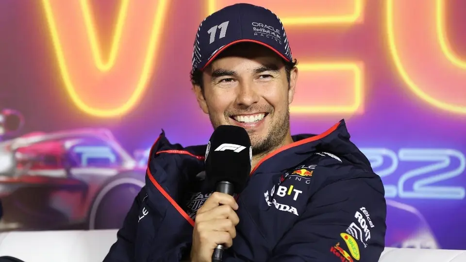 ¡Disfrutando al máximo! Checo Pérez asiste al Azteca para ver a RBD y fue captado cantando