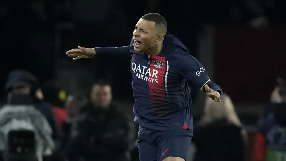 Mbappé rescató el empate ante el Newcastle en polémico final
