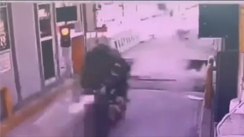 Motociclistas sufren impresionante accidente al intentar cruzar la caseta México-Cuernavaca sin pagar