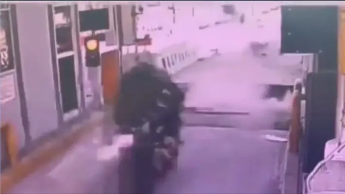 Motociclistas sufren impresionante accidente al intentar cruzar la caseta México-Cuernavaca sin pagar