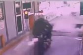 Motociclistas sufren impresionante accidente al intentar cruzar la caseta México-Cuernavaca sin pagar