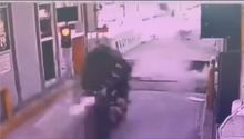 Motociclistas sufren impresionante accidente al intentar cruzar la caseta México-Cuernavaca sin pagar