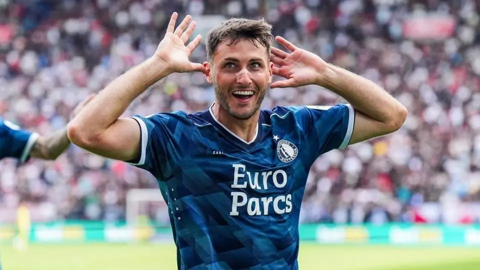 Santiago Giménez iguala récord de goles de Luis Suárez dentro de la Eredivisie